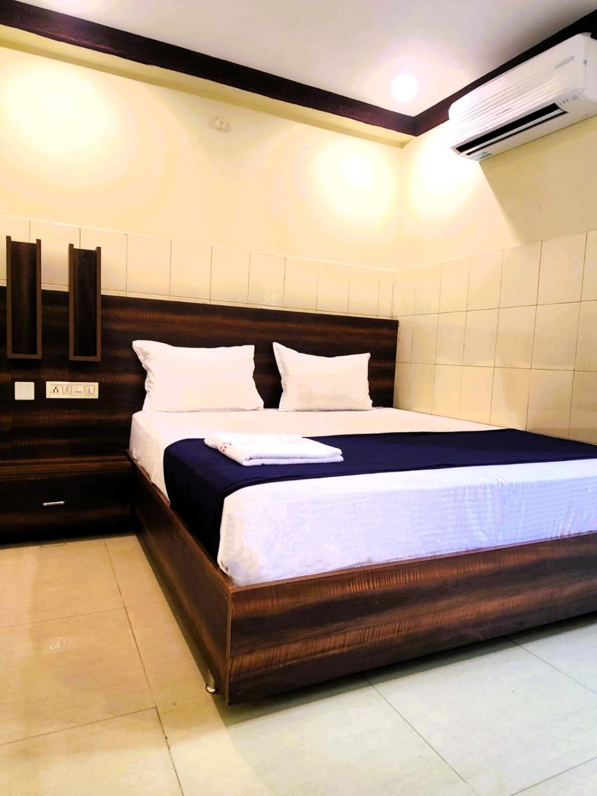 Hotel The Livin Residency à Visakhapatnam Extérieur photo